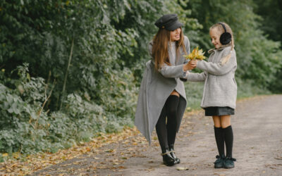 Przegrzanie czy wychłodzenie? Najczęstsze błędy w ubieraniu dzieci wiosną